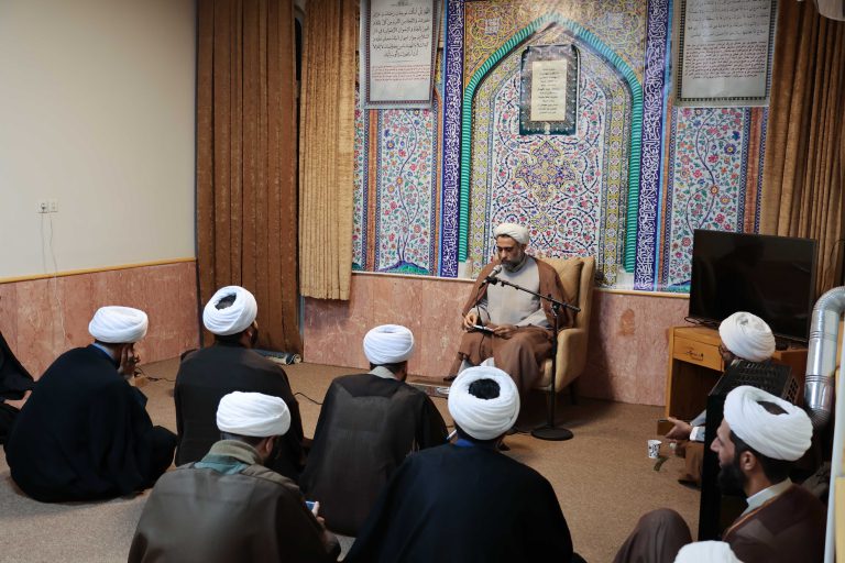 جلسه صمیمی رئیس مرکز تخصصی شهدای محراب با دانش پژوهان