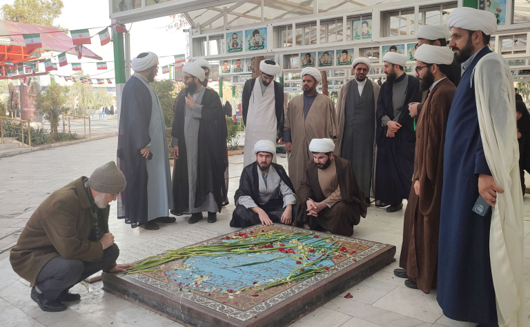 زیارت مزار شهدا و تجدید عهد با آرمان های امام و انقلاب به مناسبت ایام دهه فجر