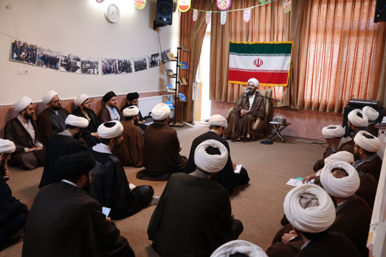 نشست صمیمانه حجت الاسلام و المسلمین حاج علی اکبری با دانش پژوهان