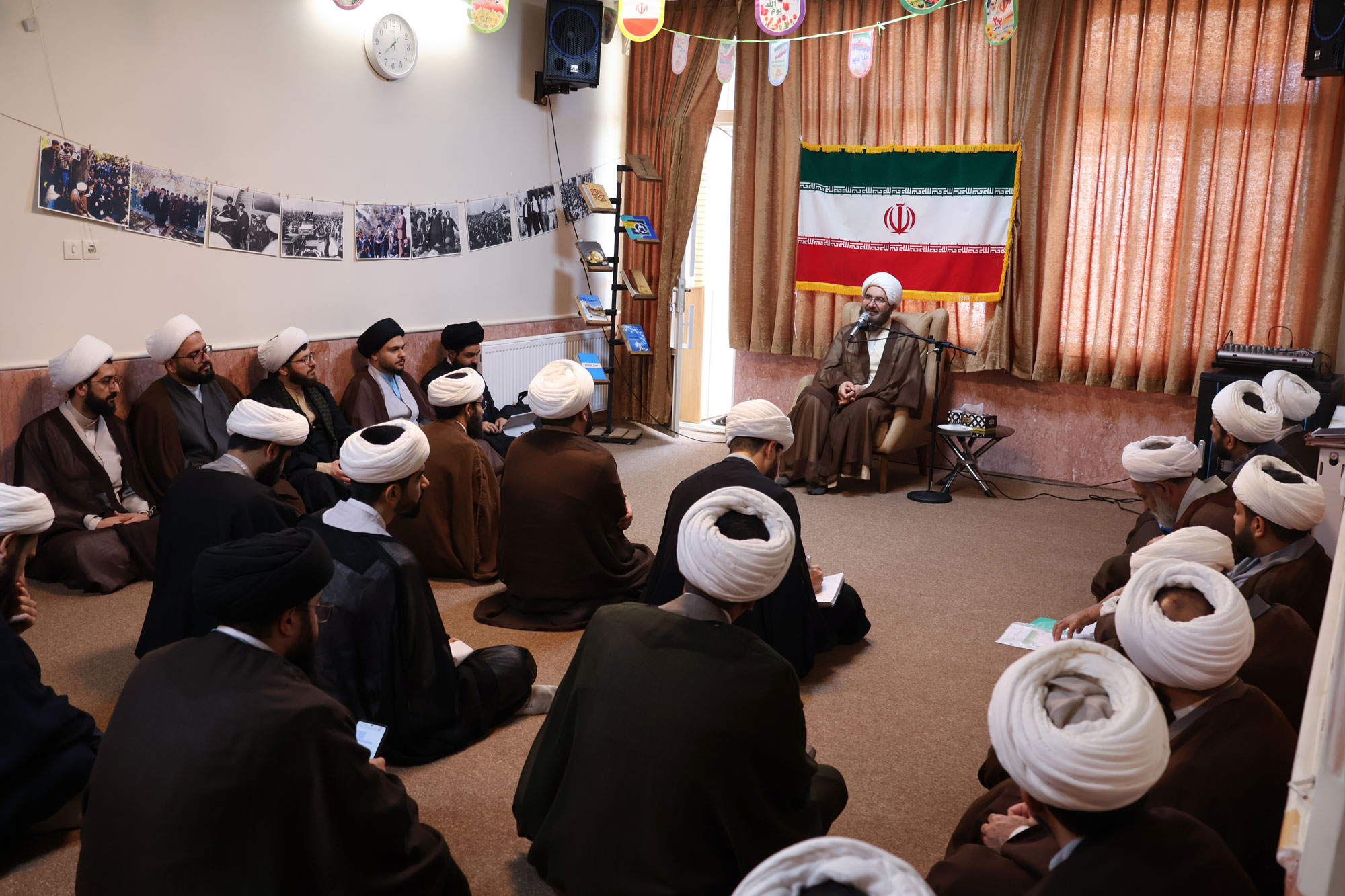 نشست صمیمانه حجت الاسلام و المسلمین حاج علی اکبری با دانش پژوهان